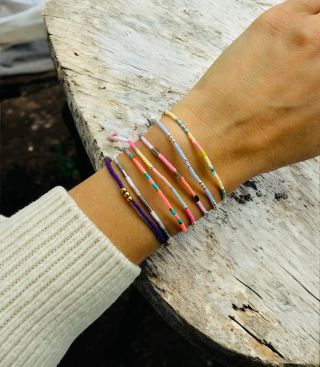 Dotek podzimu na vašem zápěstí 🍁🌞. Naše dámské náramky z japonských korálků přinášejí inspiraci všemi barvami podzimní...