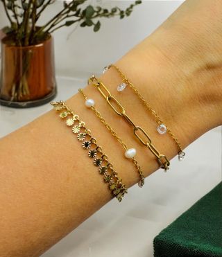 Z L A T Á K O M B I N A C E Pozlacené řetízky z chirurgické oceli působí decentně a elegantně zároveň. Paprsek světla i...