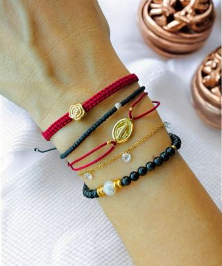 🌹 INSPIRACE ✨ Kombinace černé, červené a zlaté. Pletené, korálkové i šňůrkové náramky - novinky i stálice. Někdy totiž...