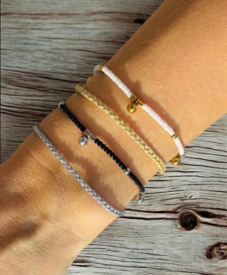 NOVINKY 💝 Kdy jindy než měsíc před Vánoci představit tyto novinky? 🤩 Dámské pletené náramky z metalické stříbrné a zlaté...