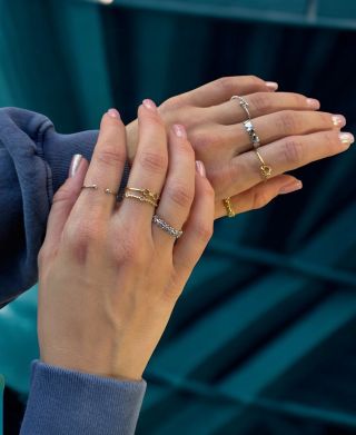 Kombinace novinek i bestsellerů - prsteny, které tolik milujete. A víte, co je na nich nejlepší? Univerzální velikost,...